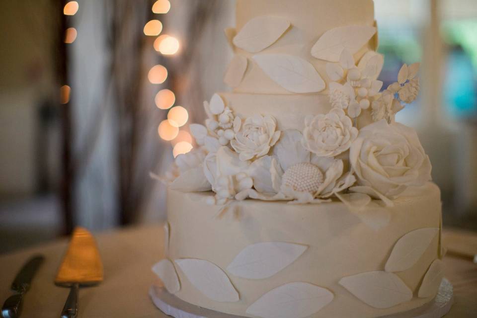 White & ivory wedding cake