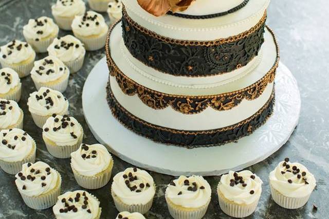 Black & gold wedding cake