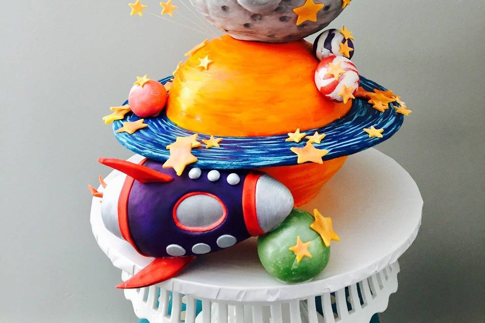 Sculpted planet cake