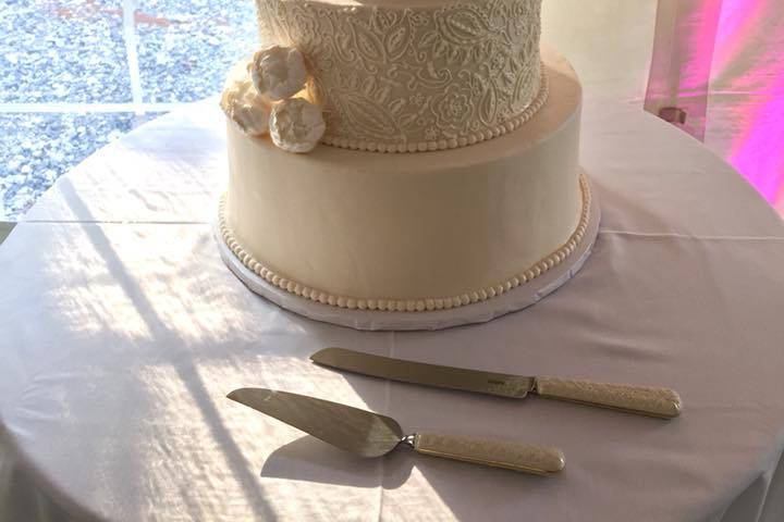 Paisley piping wedding cake