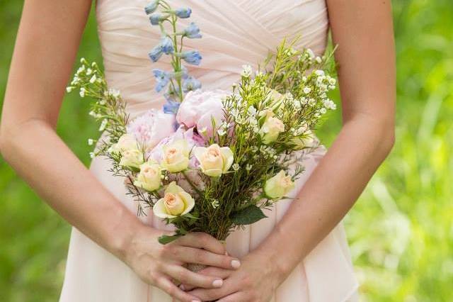 BRIDE AND BRIDESMAID VERY ECLECTIC/COUNTRY BOUQUETS.HAND HELD WRAPPED IN BURLAP RIBBON/PEARL ACCENTS.TINY BUSH ROSES/BLUE DELPHINIUM AND MORE TO GIVE IT THE FRESH PICKED LOOK