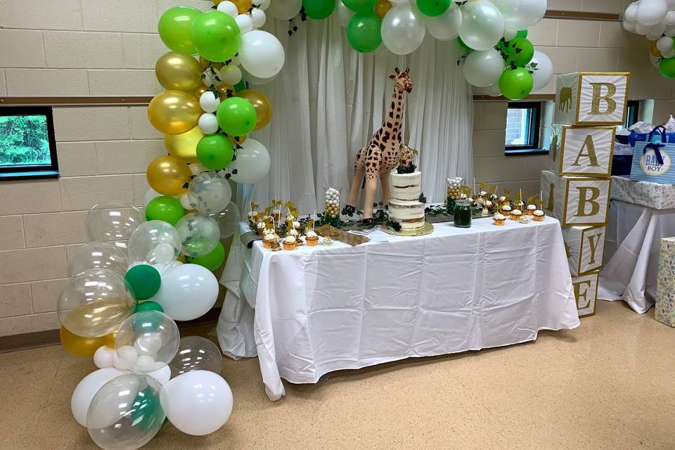 Giraffe-inspired cake table