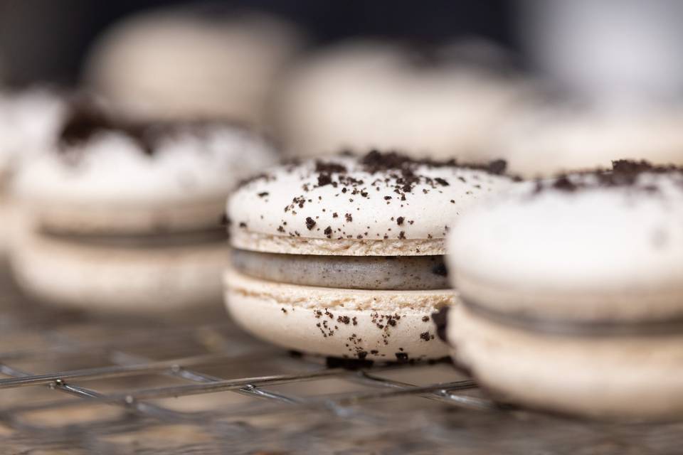 Cookies and cream macaron