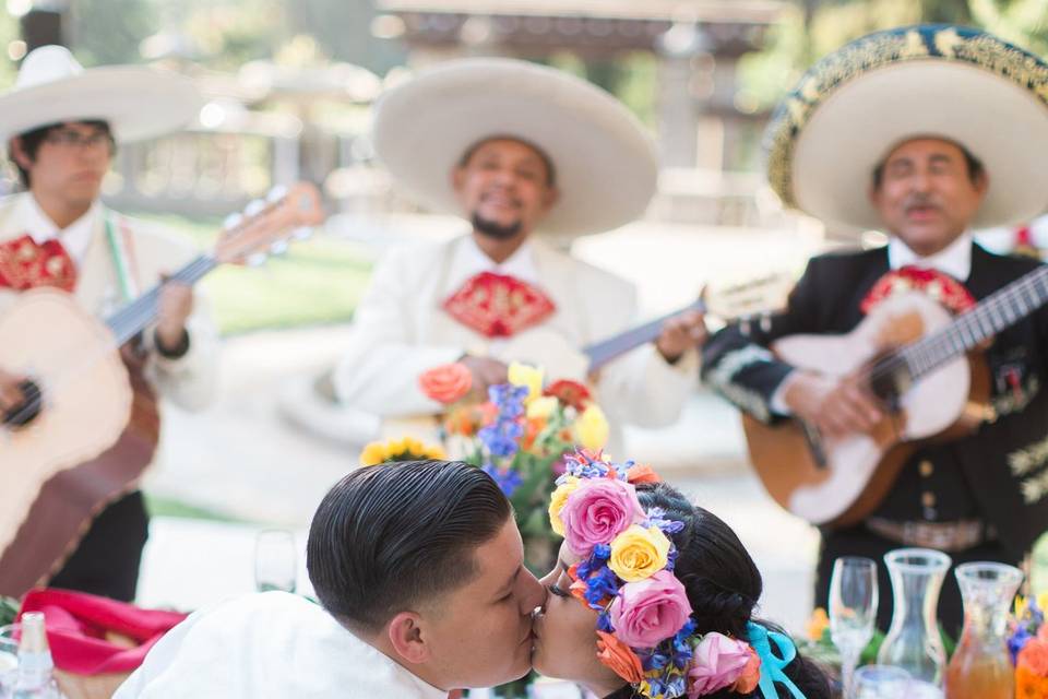 Kiss at the table