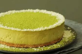 Creamy green tea mousse cake