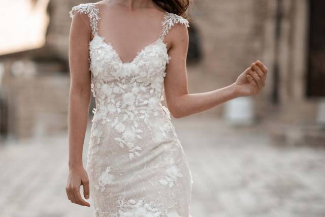 Backless Wedding Dresses: The 21 Bridal Gowns + Faqs  Wedding dresses  lace, Galia lahav wedding dress, Wedding dress low back