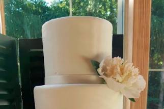 4-tier wedding cake with ruffles