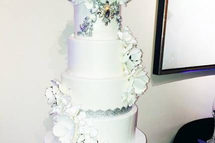 Wedding cake with silver details