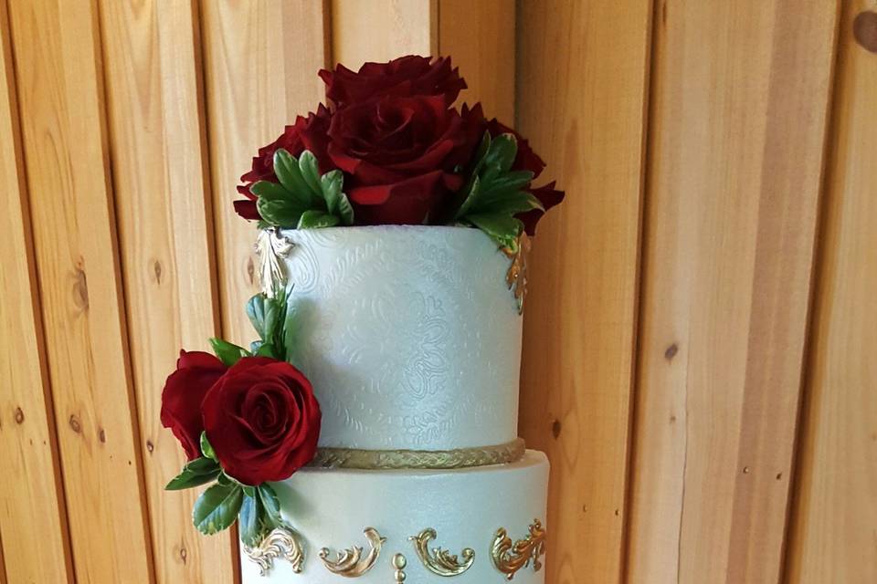 Roses on wedding cake