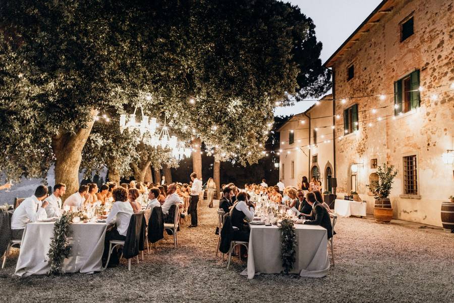 Al fresco wedding dinner