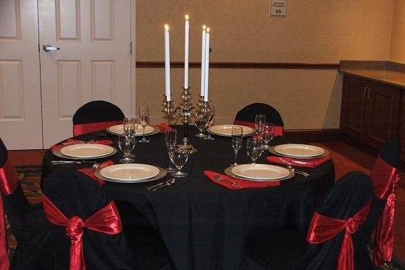 Romantic reception in red and black with candle light