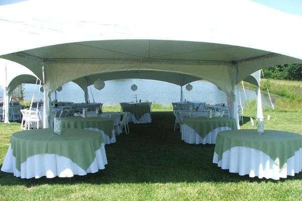 Cool colors and breezy linens keep this outdoor reception comfortable in the warm summer temperatures.