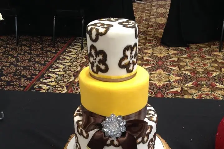 Blooms Batter Wedding Cake Indianapolis In Weddingwire
