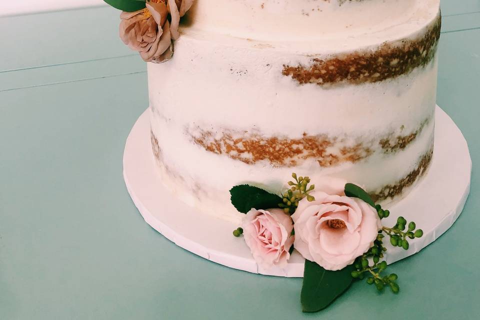 Elegant naked cake