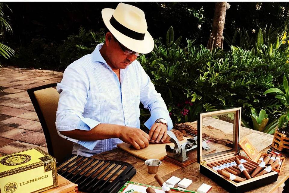 Master Cuban Cigar Roller