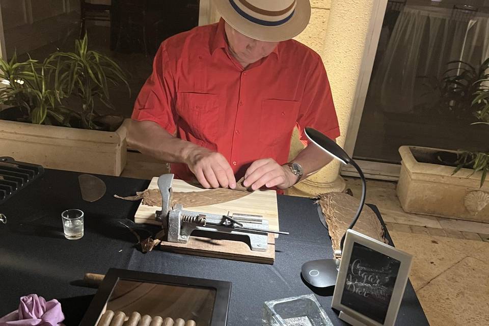Master Cuban Cigar Roller