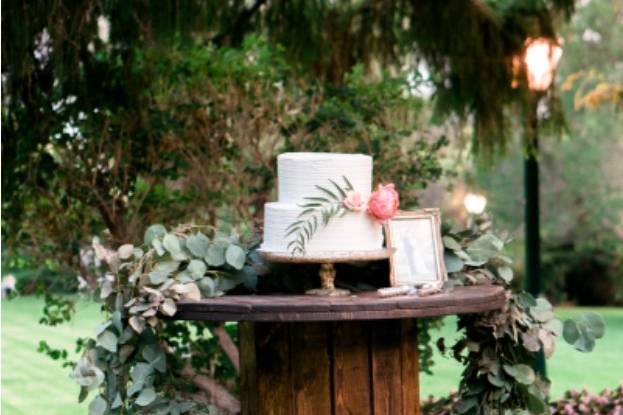 Rustic cake stand