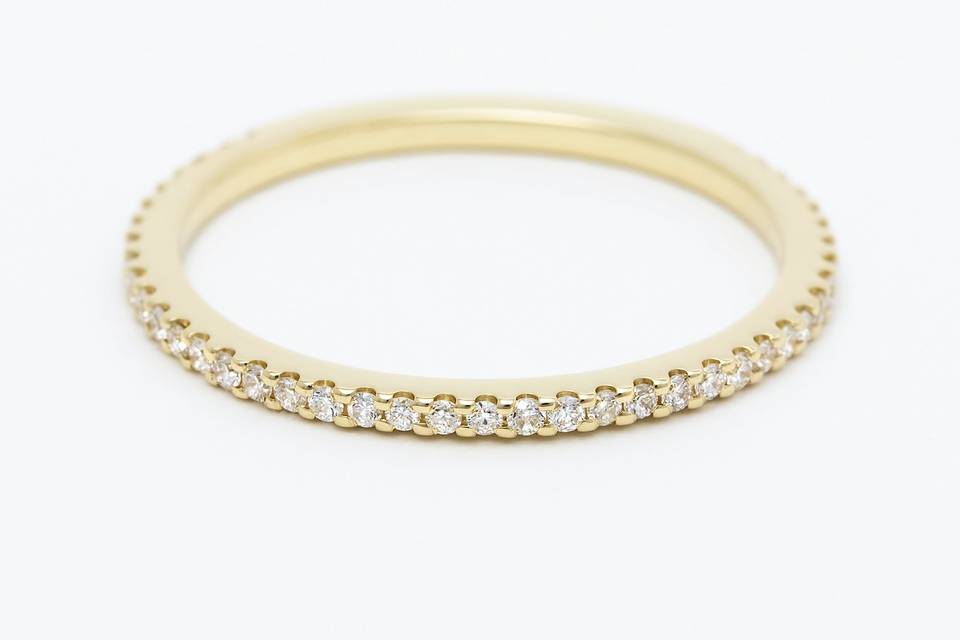 Single shared prong pave ring