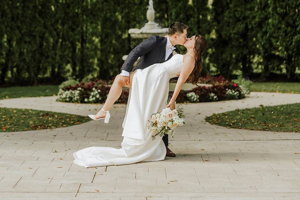 Bride & Groomhttps://cdn0.wedd