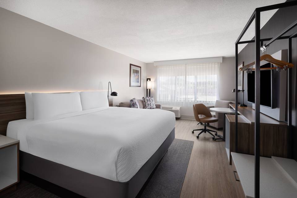 King room with sofa