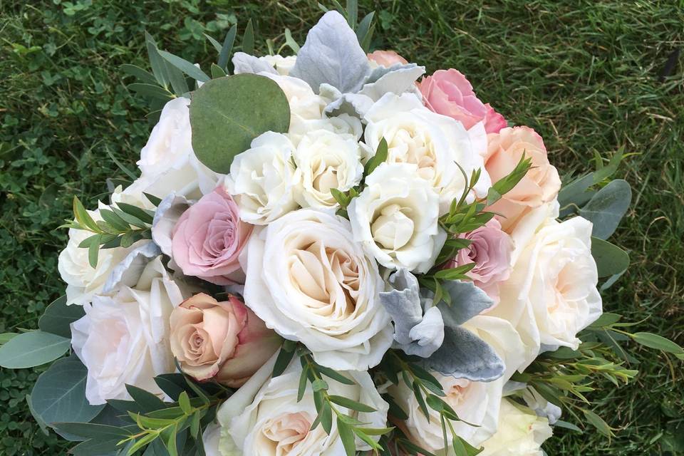 Neutral bridal bouquet