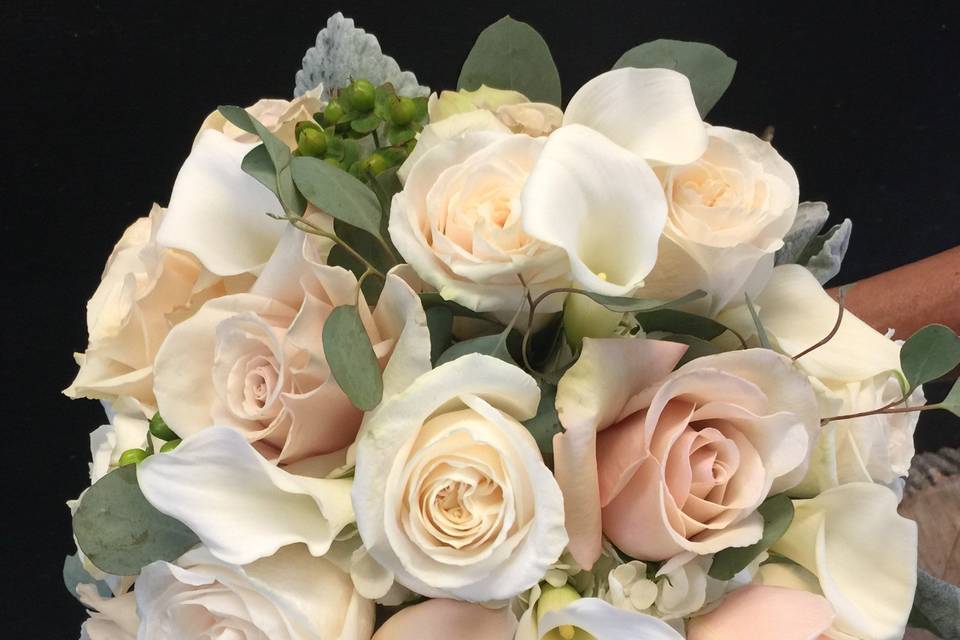 Neutral bridal bouquet