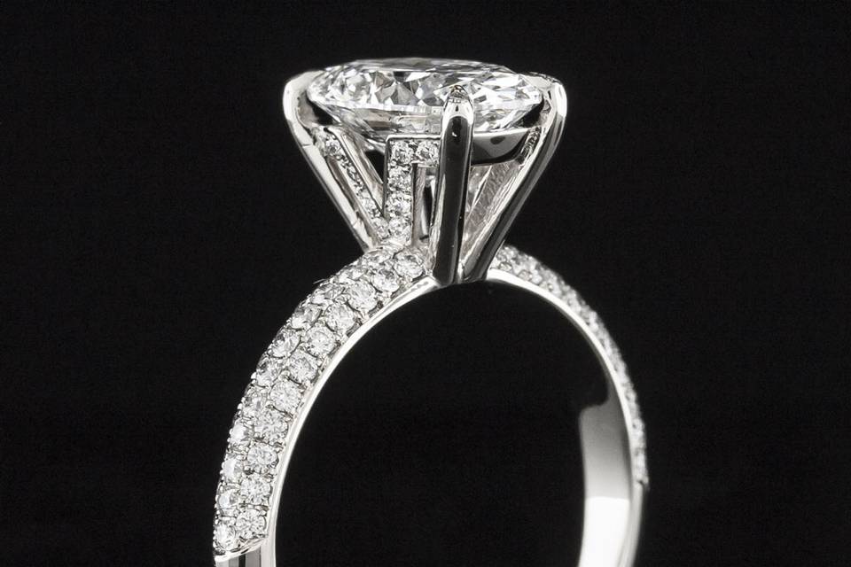 Oval diamond engagement ring