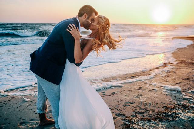 First kiss on the beach