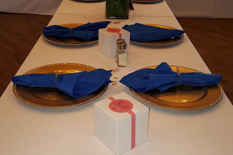 Tablescape Coral & Blue