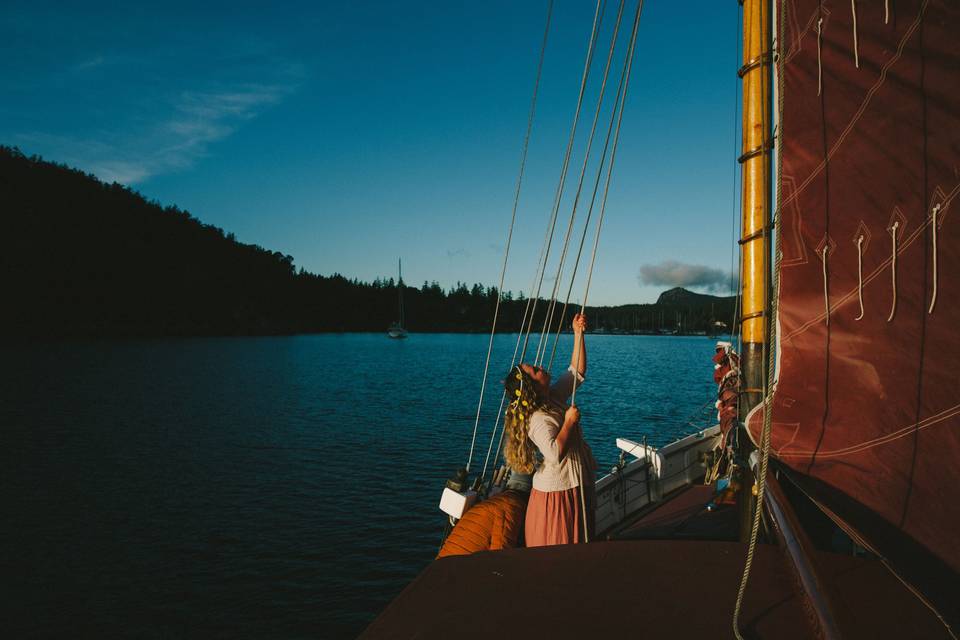 The bride raising the sails