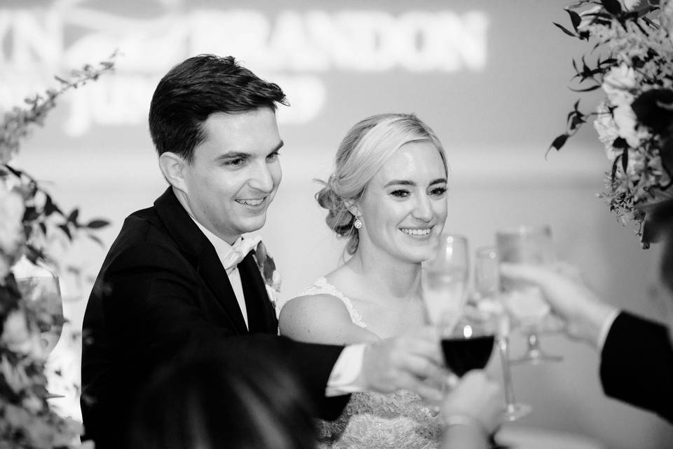 Cheers to the newlyweds - Mordi Photographie