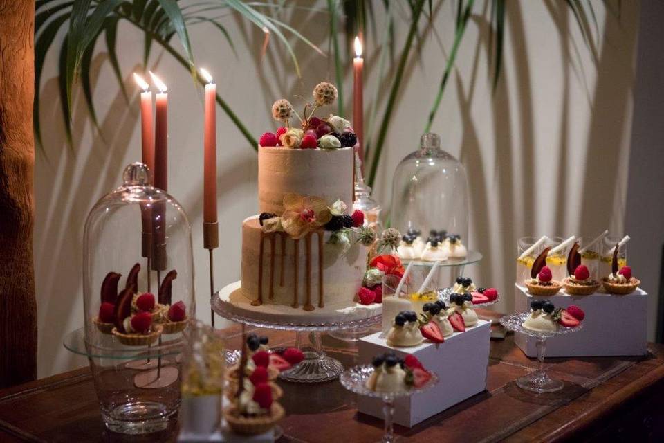 Cake and dessert display