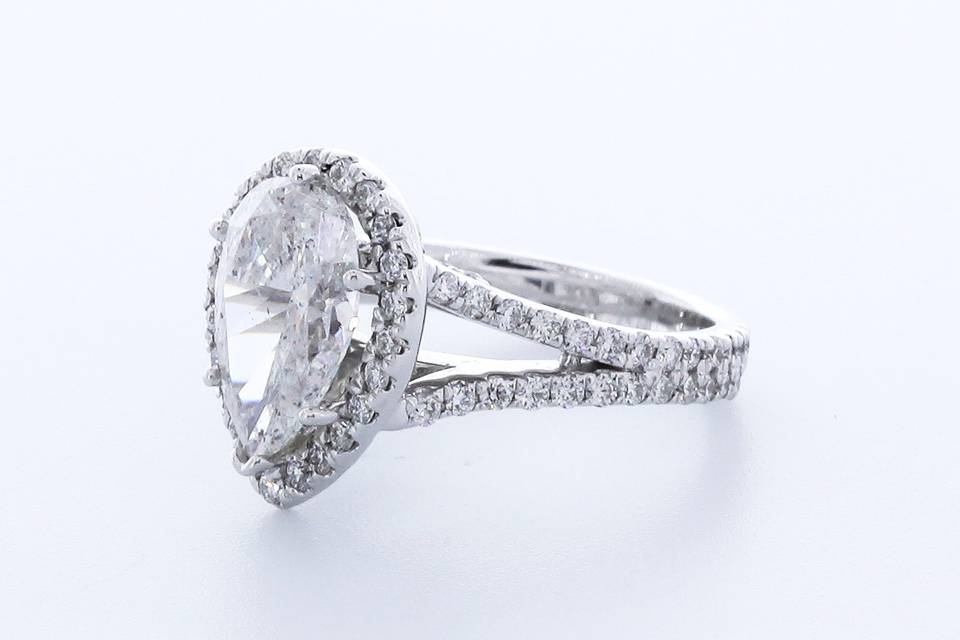 Pear-shaped diamond rings