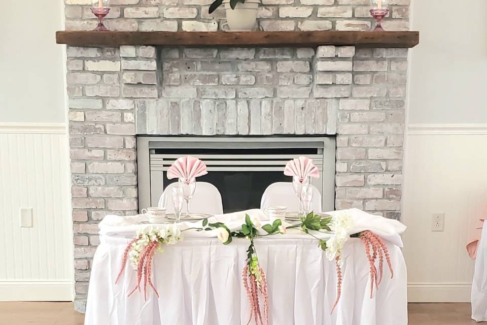 Sweetheart table in pink