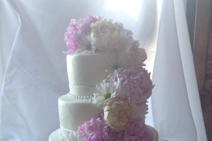 Four tier wedding cake with ascending flowers