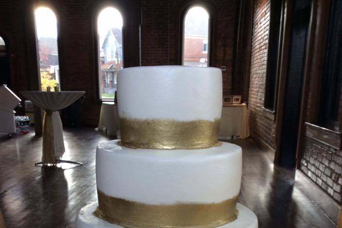 Four tier wedding cake with gold lining