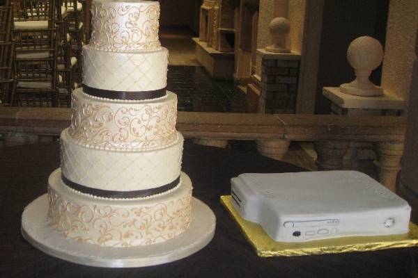 Wedding cake with black ribbons and red roses