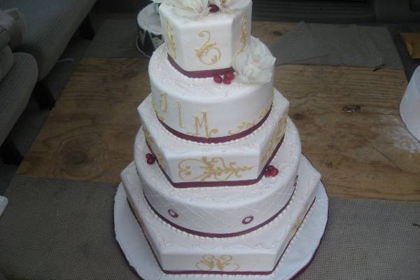 Wedding cake with figurines on top