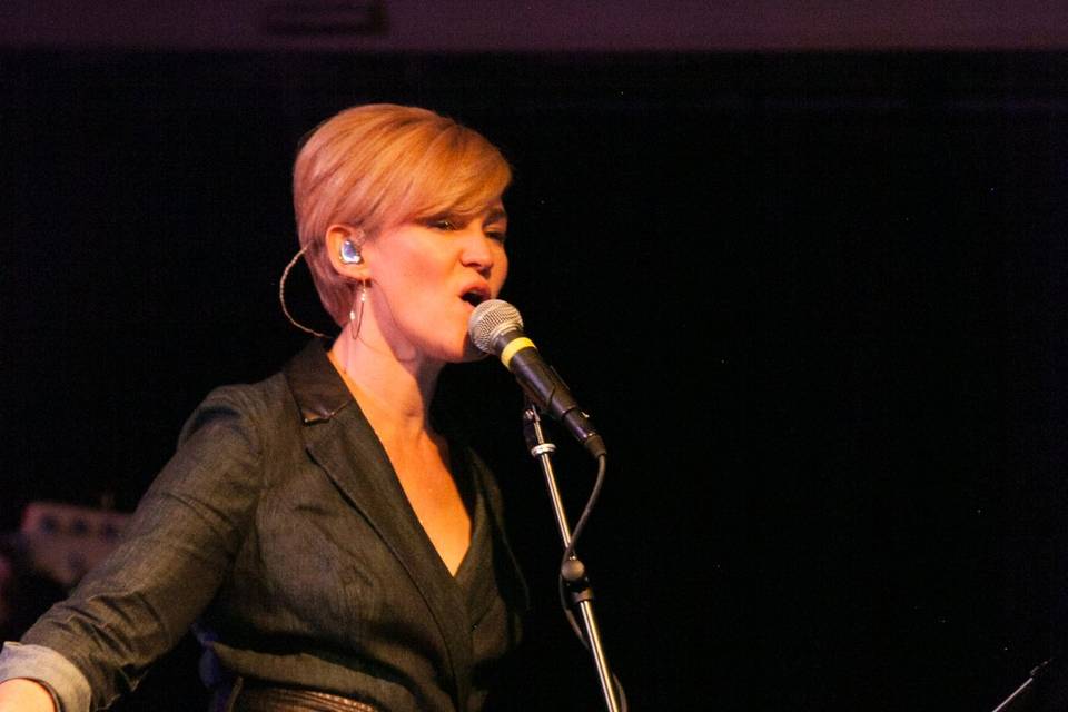 Leah Tysse: vocals, percussion