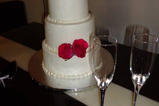 White cake with red roses