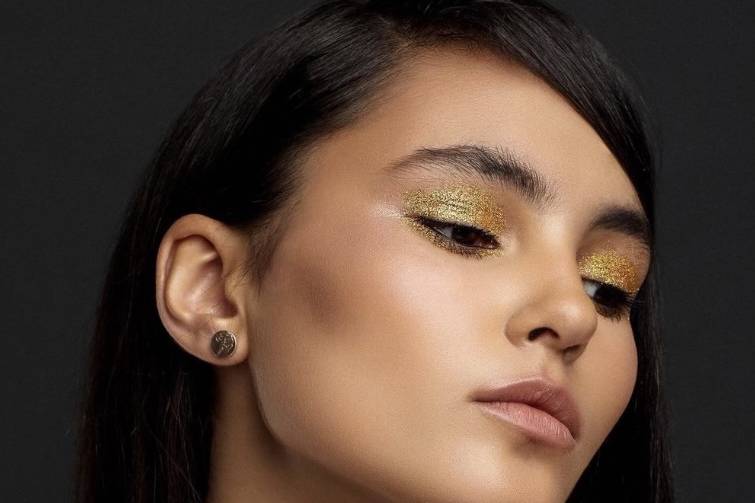 Soft makeup with shimmer