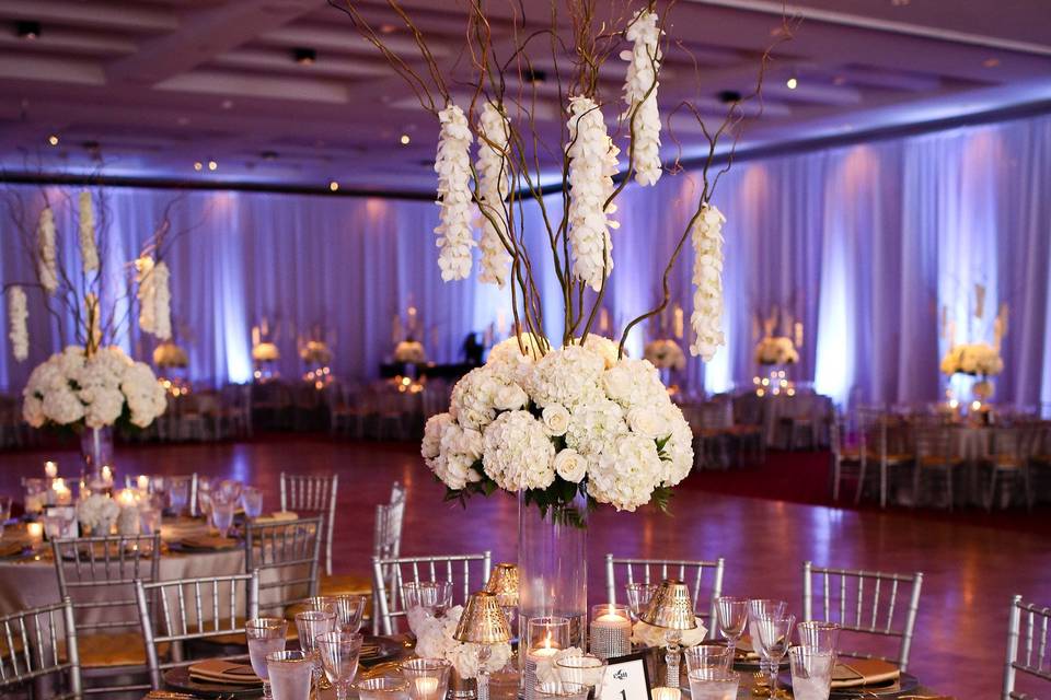 Flowers courtesy of Raos Mattydale Flowers, Syracuse, NY and decor by Hank Parker Rentals | Photos courtesy of Clark and Walker Studios.