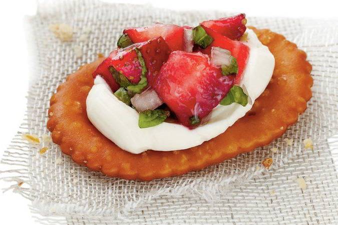 Strawaberry Pretzel Crostini