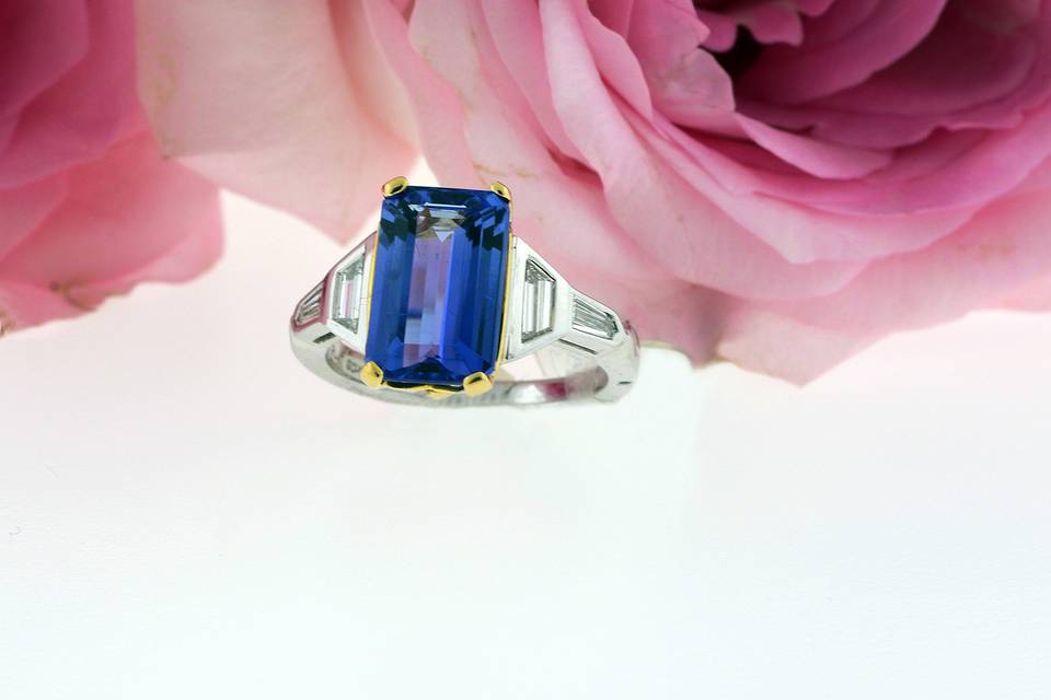 Sapphire set in platinum or white gold