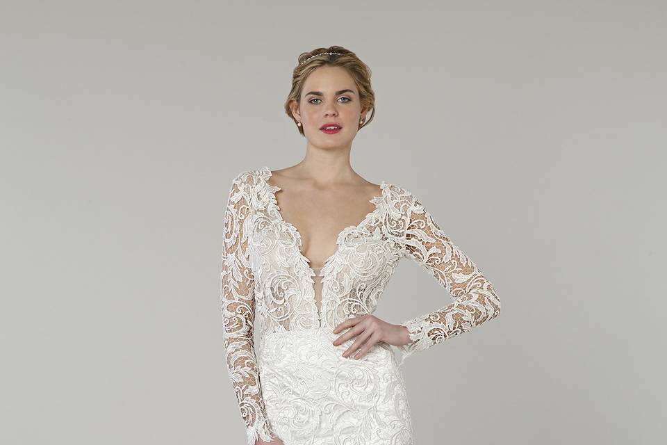 Pnina Tornai for Kleinfeld 	4339		Ivory lace gown with v-neckline and long sleeves.