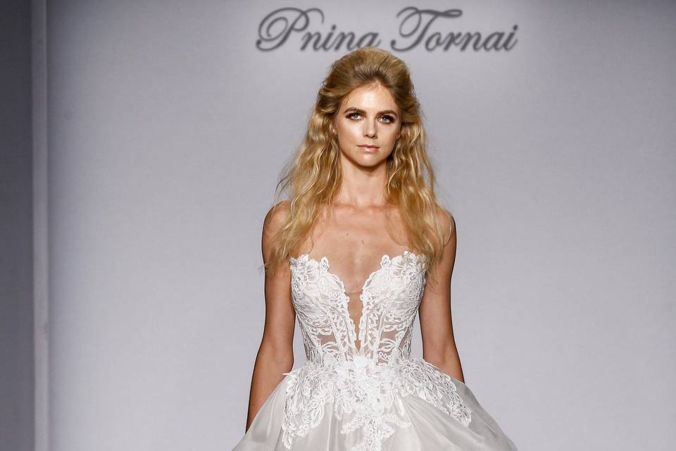Pnina Tornai Style 4464  Ivory sweetheart strapless lace bodice with short organza layered skirt.