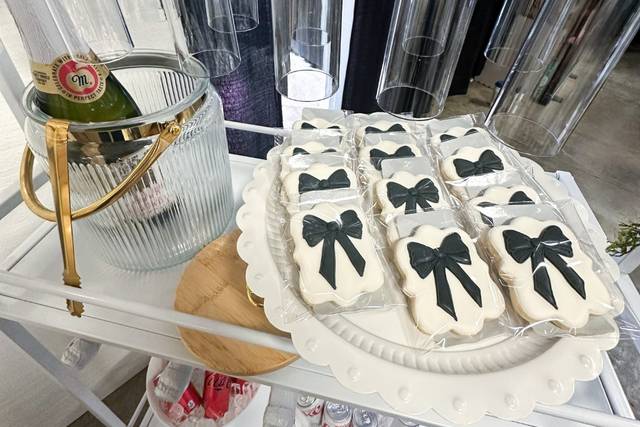 Black and White Bow Favors