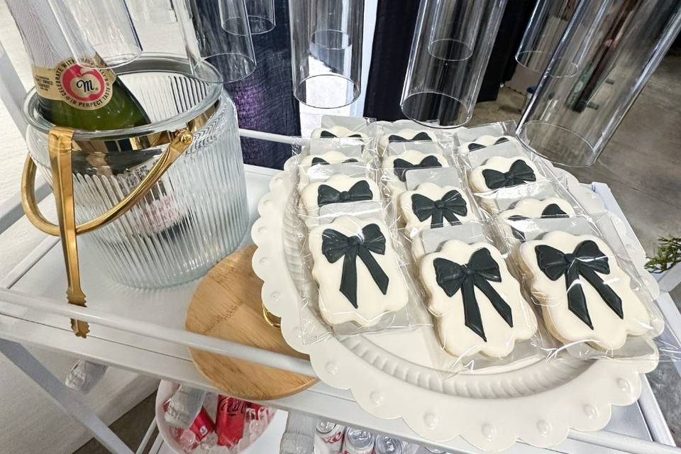 Black and White Bow Favors