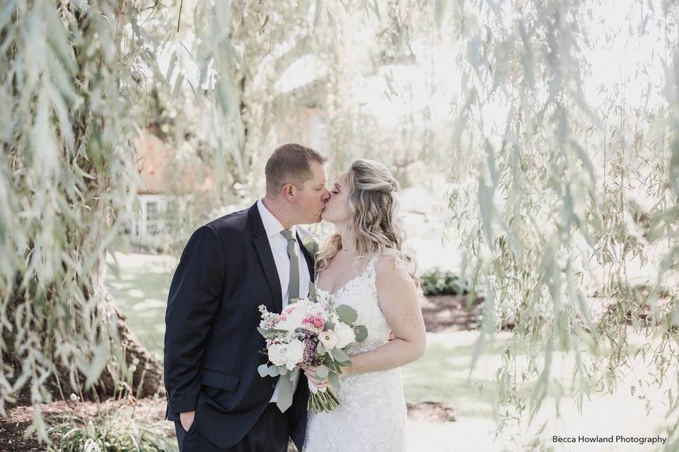 Kiss under the willow