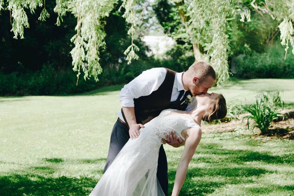 Kiss under the willow